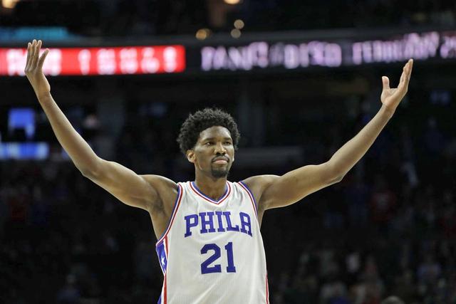 旅行随身搭配，白色半裙让时尚与方便兼得